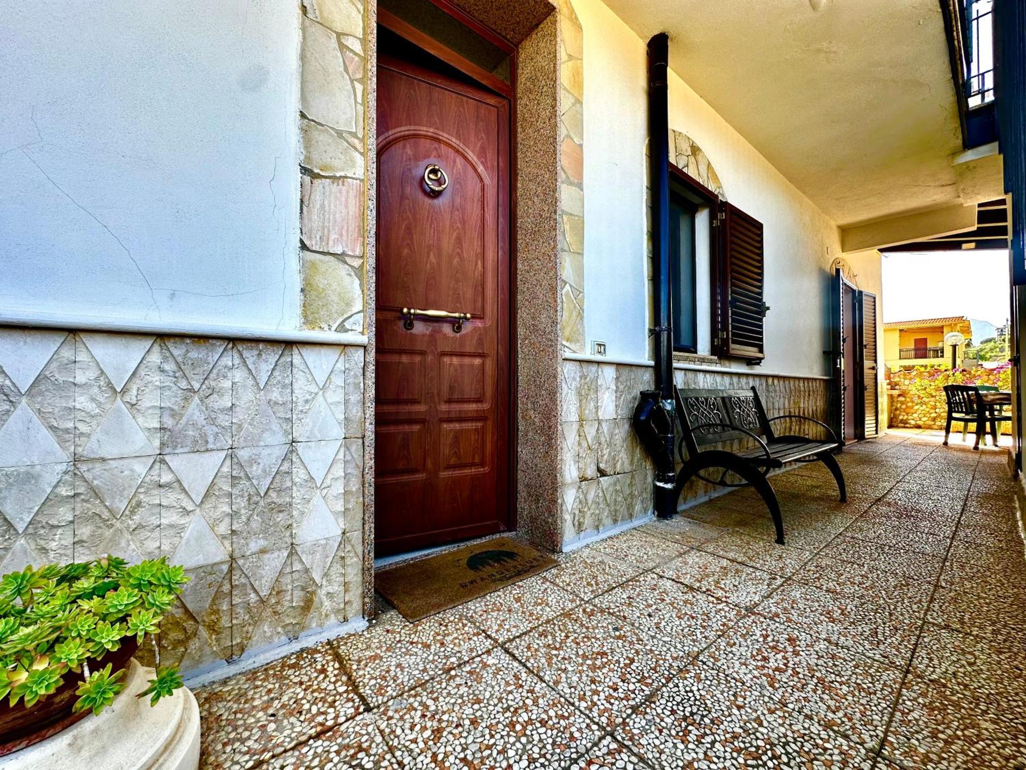 Casa Del Sole Apartment กัมโปเฟลิเช ดิ โรชเชลลา ภายนอก รูปภาพ
